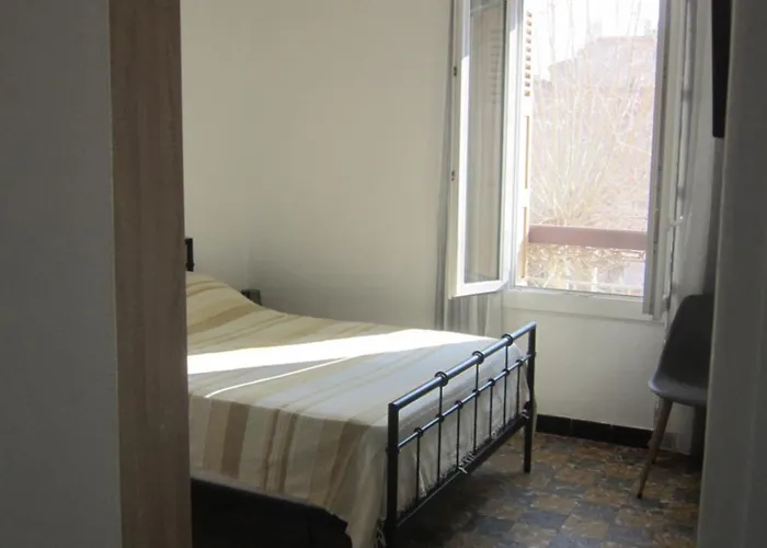 F2 A 150 M De La Avec Parking Prive